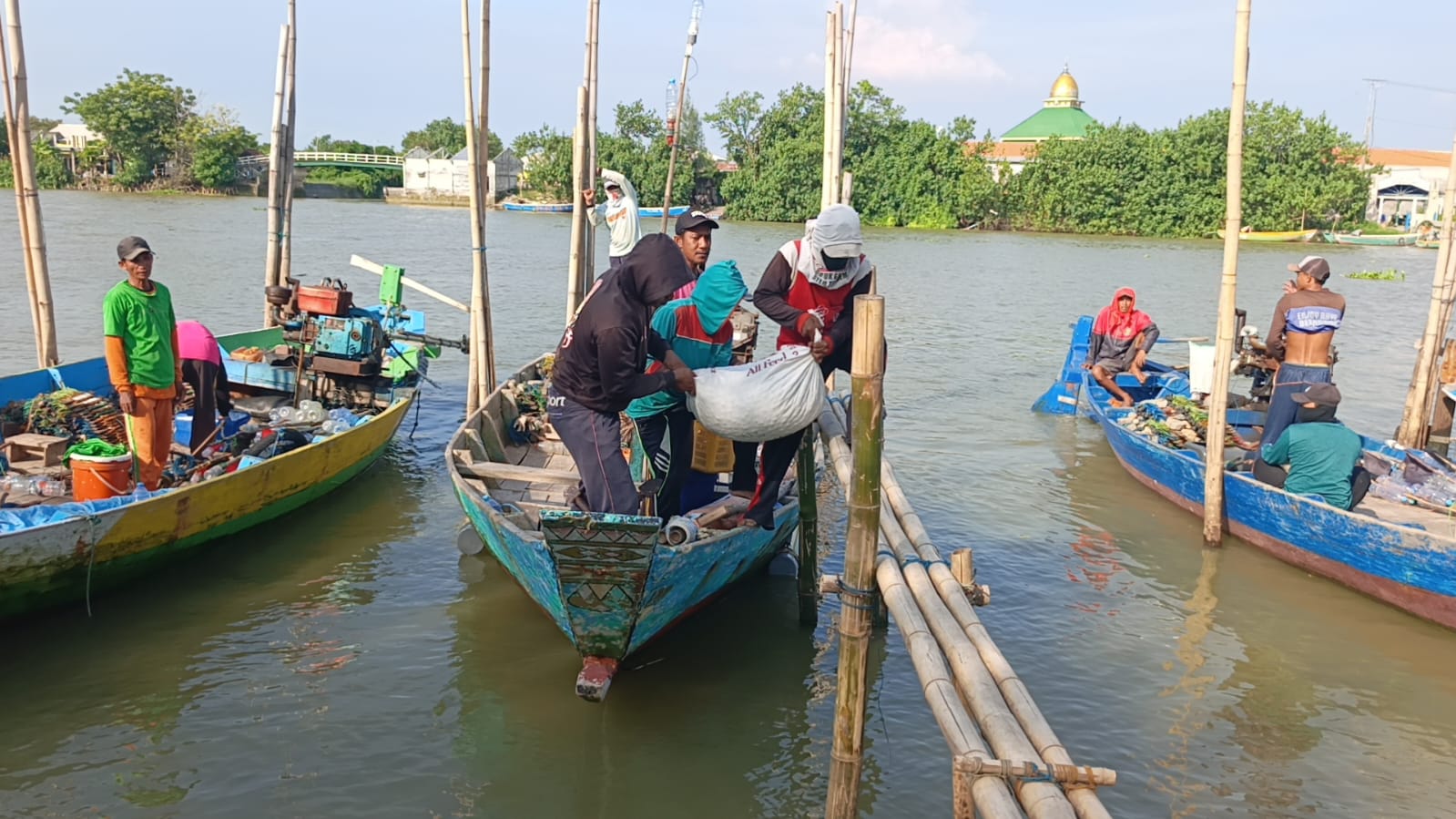 KAJAKAN : Para nelayan di Desa Randuboto, Kecamatan Sidayu saat membawa hasil tangkapan dari melaut untuk di bawa ke pengepul dan hasilnya untuk membantu merenovasi Masjid.