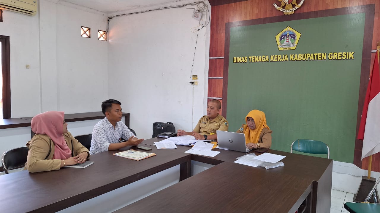 MEDIASI: Dinas Tenaga Kerja (Disnaker) Kabupaten Gresik menunjukkan respons cepat dalam menangani isu penahanan ijazah pekerja yang belakangan ramai diperbincangkan di media sosial.