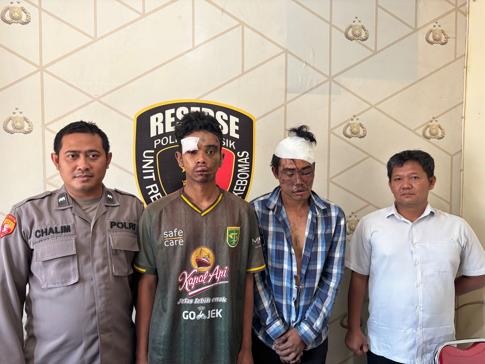 BABAK BELUR : Kedua terduga pelaku curanmor saat diamankan di Mapolsek Kebomas, Gresik.