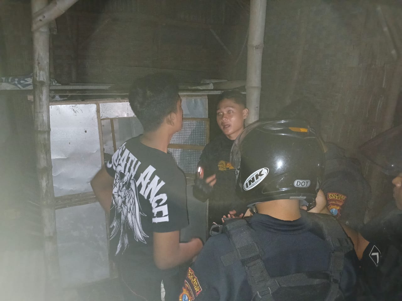 DIAMANKAN : Anggota Perintis Presisi Tim Raimas Kalam Munyeng Sat Samapta Polres Gresik saat mengamankan terduga pengedar narkoba di wilayah Kecamatan Kedamean, Gresik.