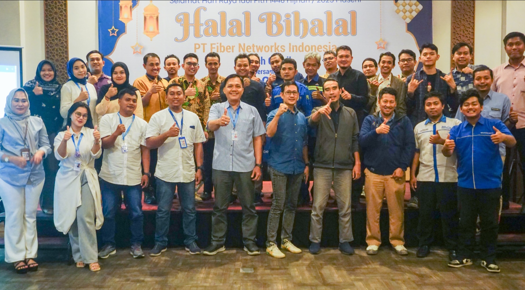 Kompak : Regional Manager Jawa Timur, Nunung Hariyanto (lima dari kiri) dan Asisten GM Regional 1 Muhammad Sazli berfoto bersama para pelanggan pada momen Halal Bi Halal.