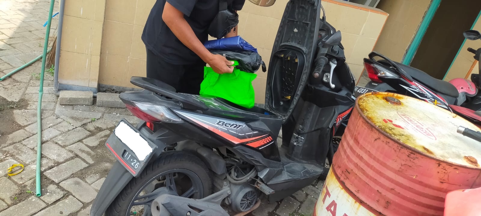 DIAMANKAN : Sepeda motor yang terlibat kecelakaan saat diamankan di Mapolsek Driyorejo, Gresik usai terlibat kecelakaan di Jalan Raya Desa Tebaru, Kecamatan Driyorejo, Gresik.