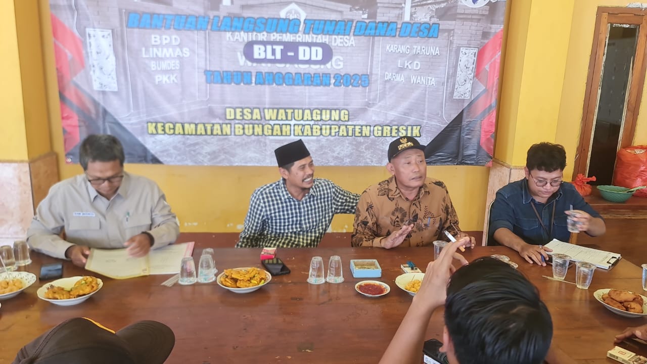 SOSIALISASI : Dinas Perikanan Gresik memberikan sosialisasi terkait bantuan mesin perahu kepada nelayan di Mengare
