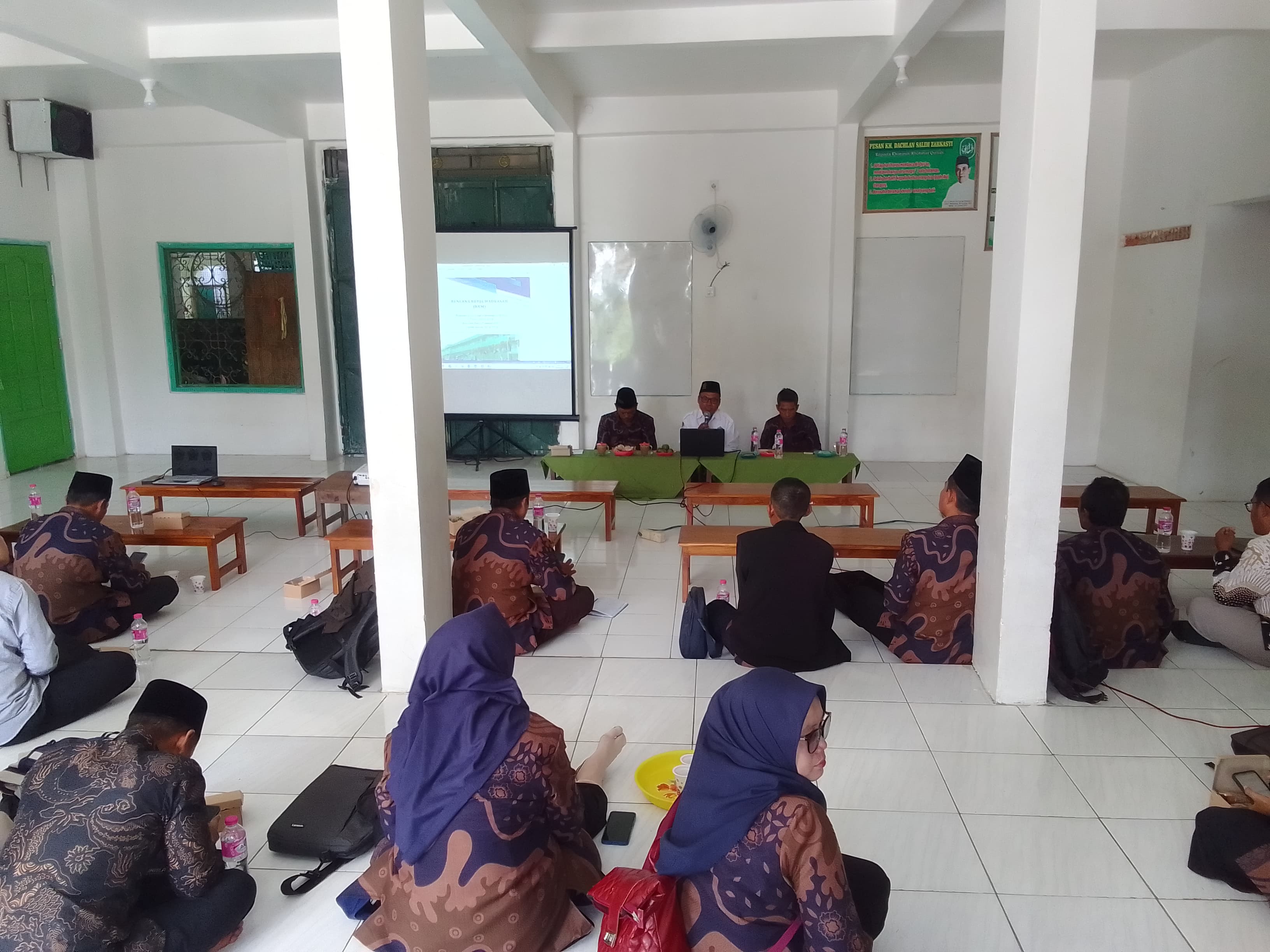 PERSIAPAN : Para pengurus MI melakukan persiapan Porseni di Kecamatan Dukun