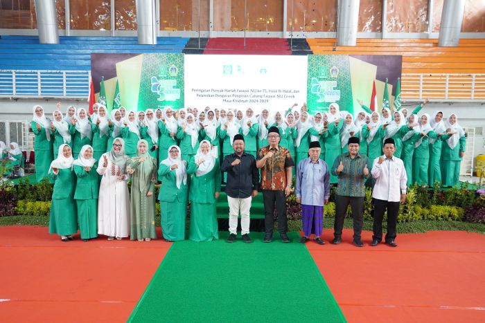 KOMITMEN: Jajaran forkopimda bersama pengurus PC Fatayat NU Gresik saat dilantik di WEP, Kamis (1/5/2025).