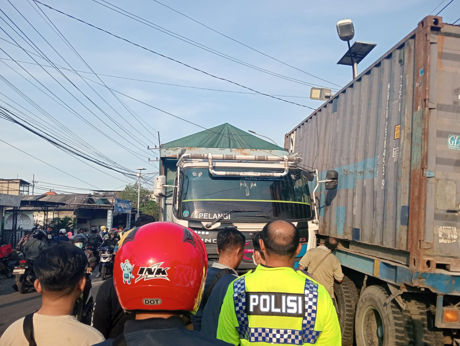 EVAKUASI: Suasana evakuasi dan olah TKP pasca kecelakaan karambol yang melibatkan lima kendaraan di Jalan Raya Desa Driyorejo, Kecamatan Driyorejo, Gresik.
