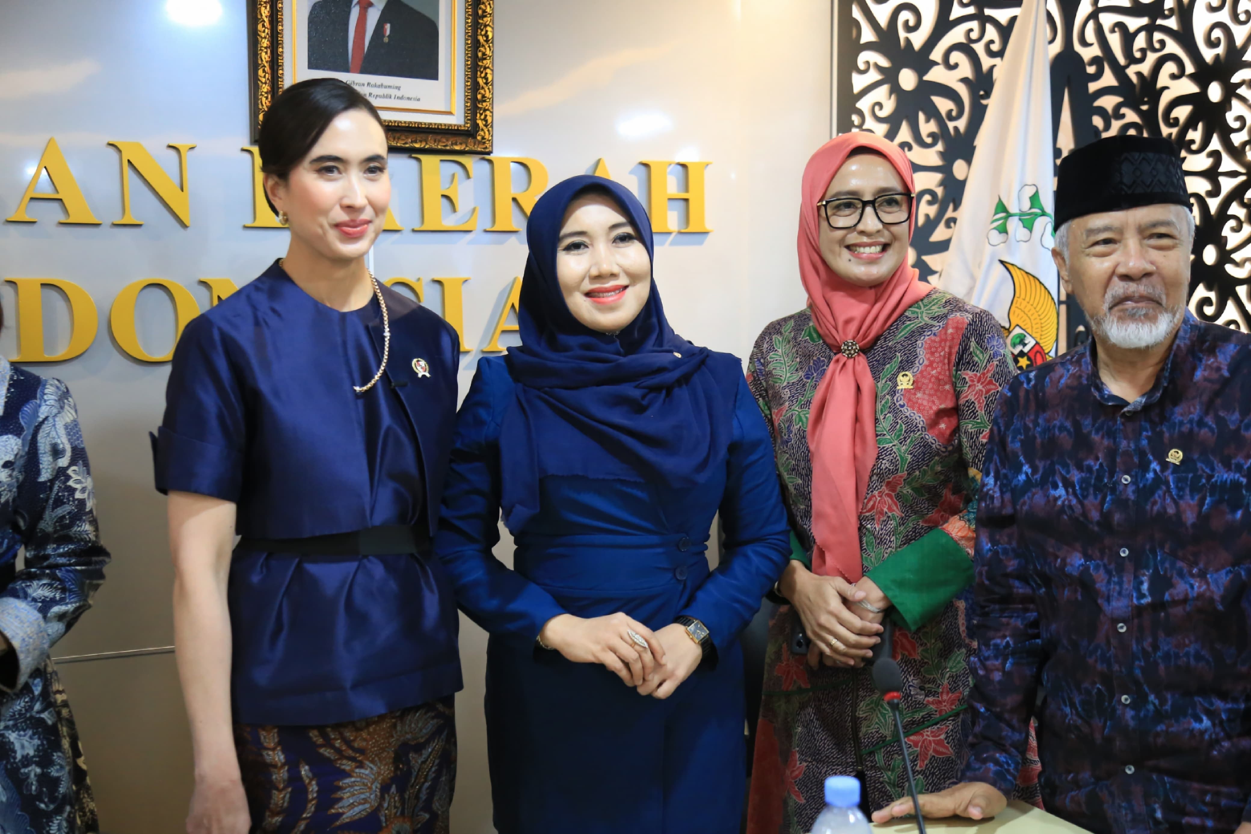 RAPAT; Menteri Pariwisata dan Ekonomi Kreatif Widi dan Anggota DPD RI Lia Istifhama usai rapat.
