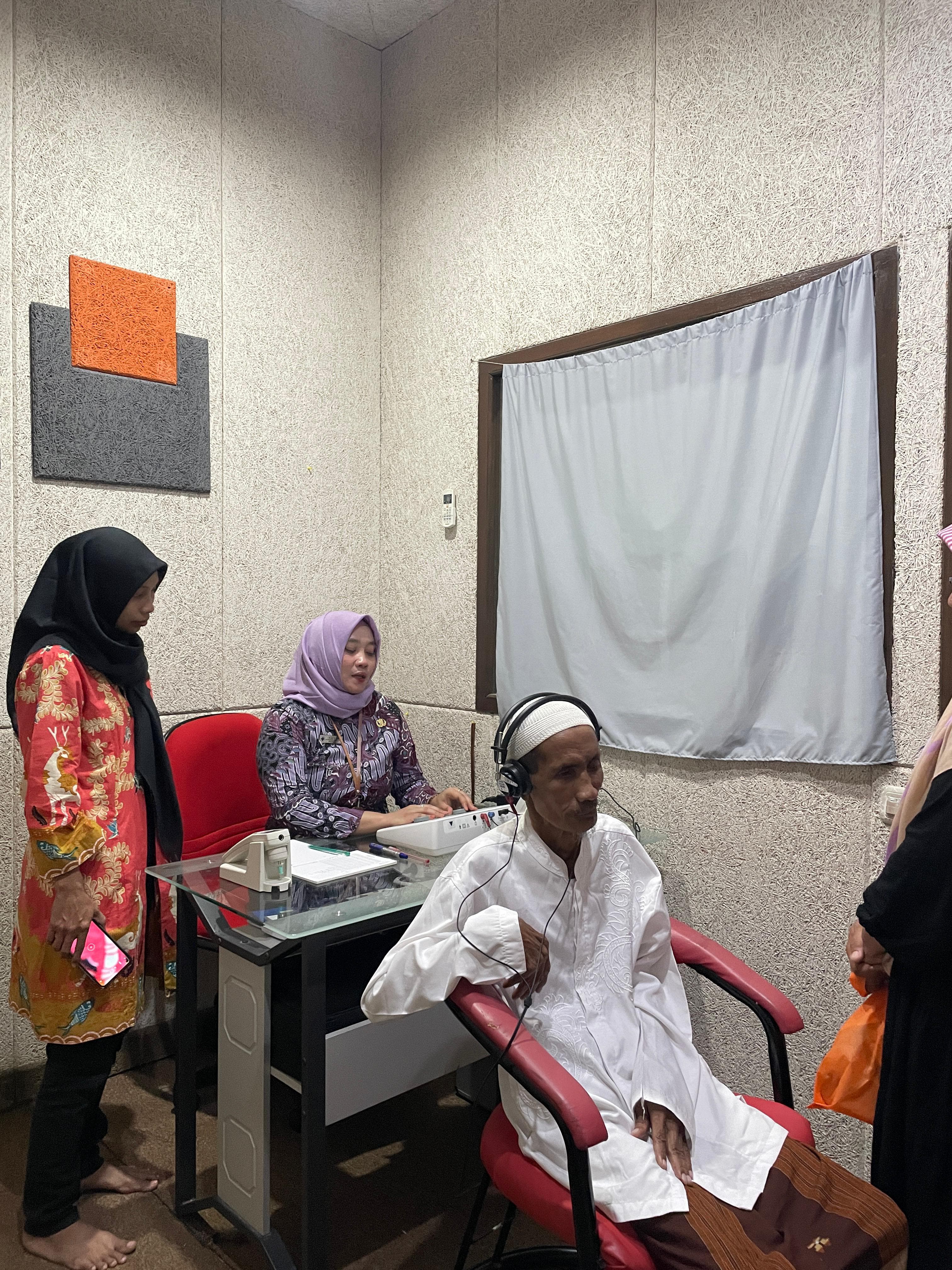 calon penerima bantuan alat dengar dari Dinas Sosial Kabupaten Gresik menjalani serangkaian pemeriksaan  di UPT LP ABK pada Hari Jumat (02/05).