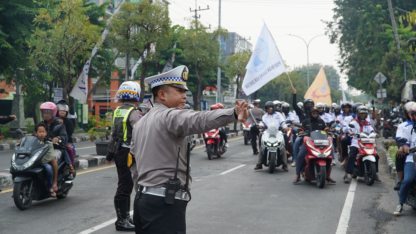 PENGAMANAN : Anggota Polres Gresik saat melakukan pengamanan peringatan May Day 2025 di Gresik.