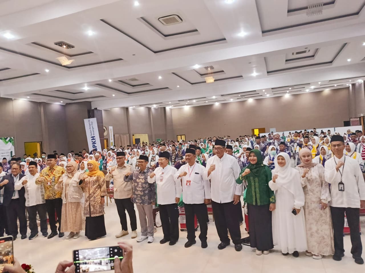 Anggota DPD RI Lia Istifhama bersama Gubernur Jawa Timur memberangkatkan jemaah haji kloter pertama