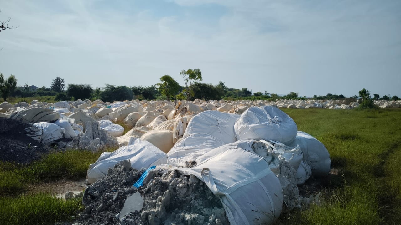 MENUMPUK &ndash; Ribuan ton limbah padat dalam karung jumbo bag terlihat menggunung dan mengeluarkan bau tidak sedap di belakang pabrik bata ringan, Desa Kertosono, Kecamatan Sidayu, Kabupaten Gresik.