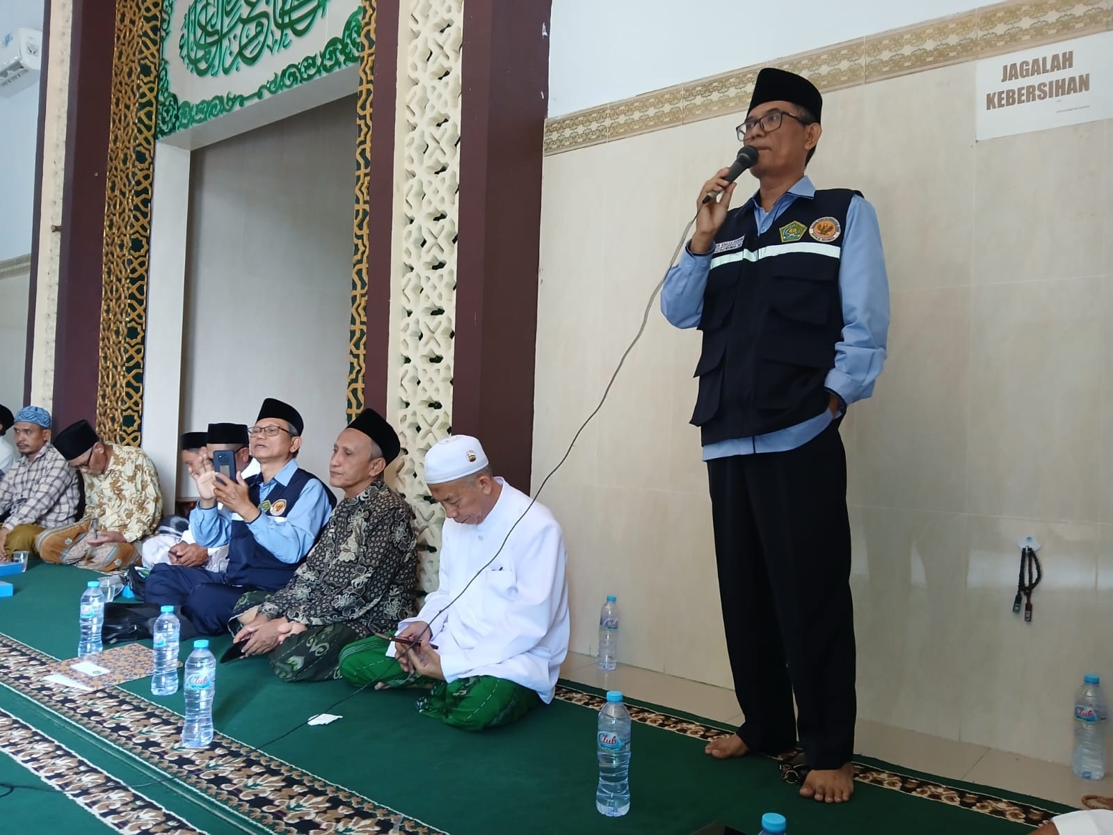 PERSIAPAN: Puluhan calon jamaah haji dari Annahdlah Majelis Wakil Cabang Nahdlatul Ulama (MWC NU) Dukun mengikuti kegiatan edukasi dan pembinaan haji yang berlangsung di Musala Annahdlah, Gresik.