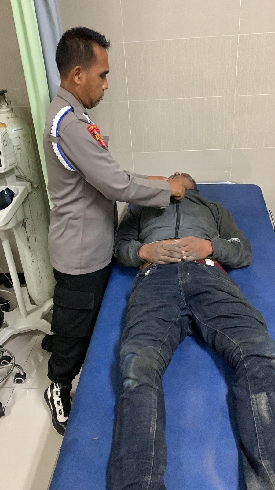 DIAMANKAN &ndash; Pelaku pencurian motor, Eko, diamankan warga dan mendapat perawatan medis usai sempat dihajar massa.