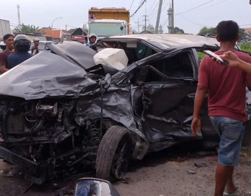 RINGSEK : Kondisi mobil Toyota Innova yang ringsek usai terlibat kecelakaan dengan truk wing box di Ambeng-ambeng, Duduksampeyan, Gresik.