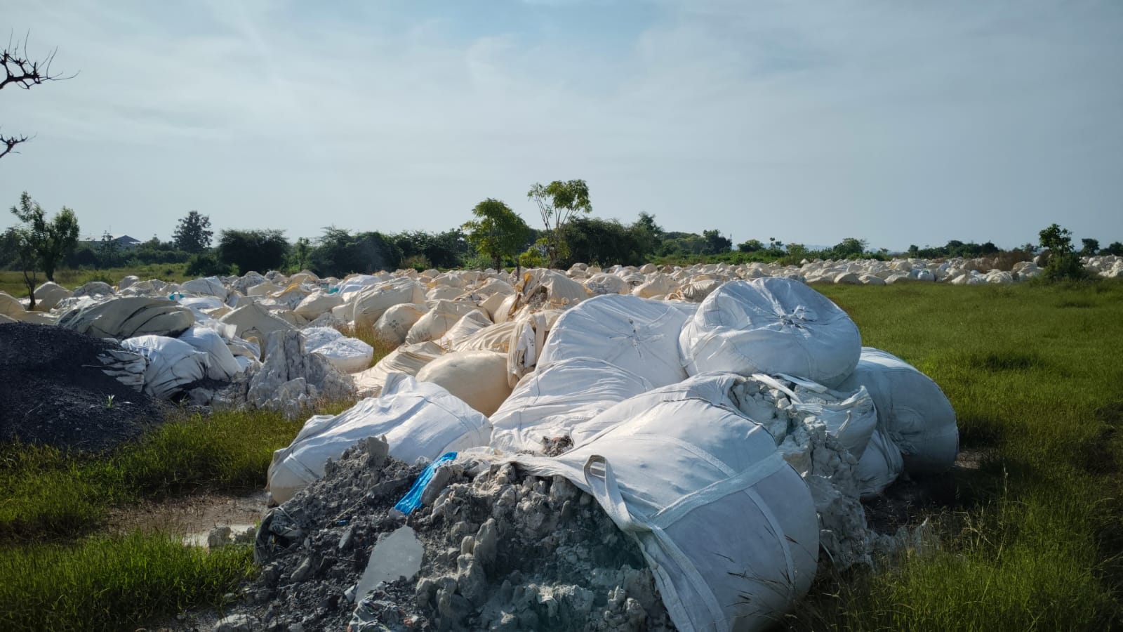 MENUMPUK &ndash; Ribuan ton limbah padat terlihat menggunung di belakang pabrik bata ringan di Desa Kertosono, Kecamatan Sidayu, Gresik.