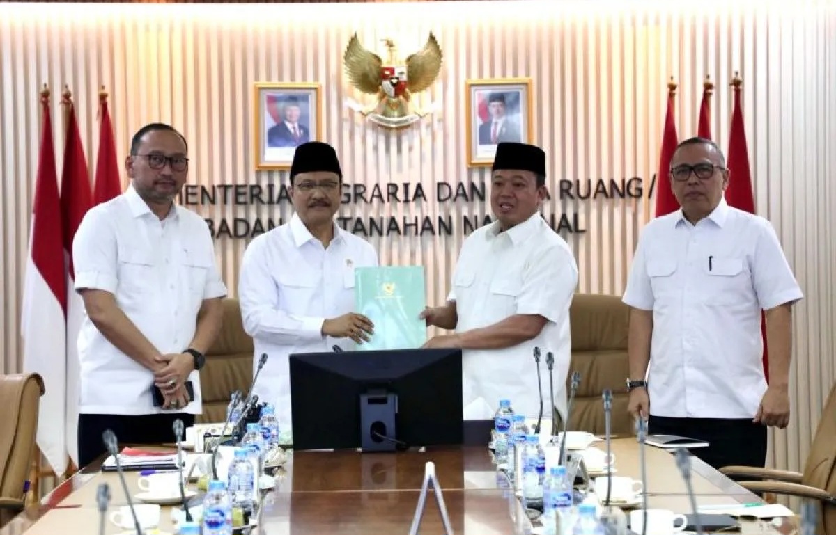 Menteri Agraria dan Tata Ruang/Kepala Badan Pertanahan Nasional (ATR/BPN) Nusron Wahid saat rapat koordinasi bersama Menteri Sosial, Saifullah Yusuf terkait rencana pembangunan Sekolah Rakyat.