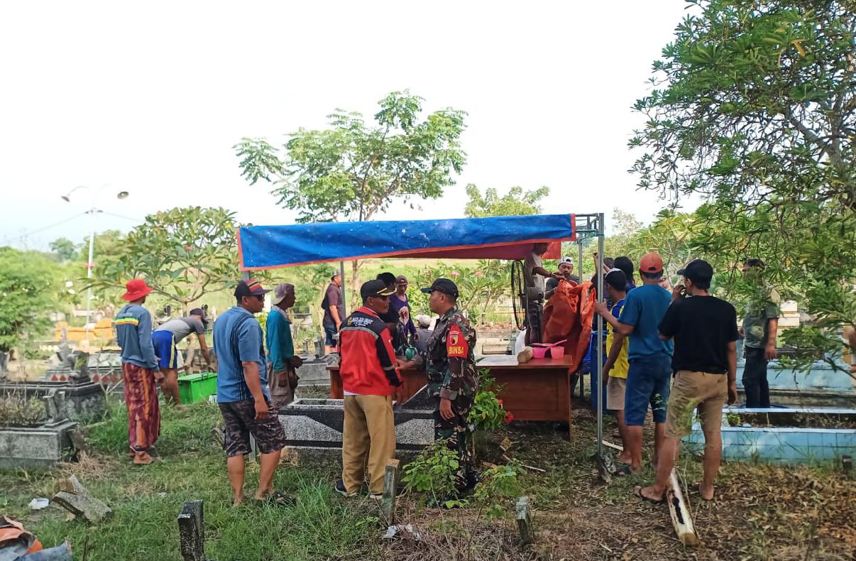 DIBONGKAR: Suasana pembongkaran makam korban di Desa Jogodalu, Kecamatan Benjeng oleh tim forensik dengan penjagaan pihak kepolisian.