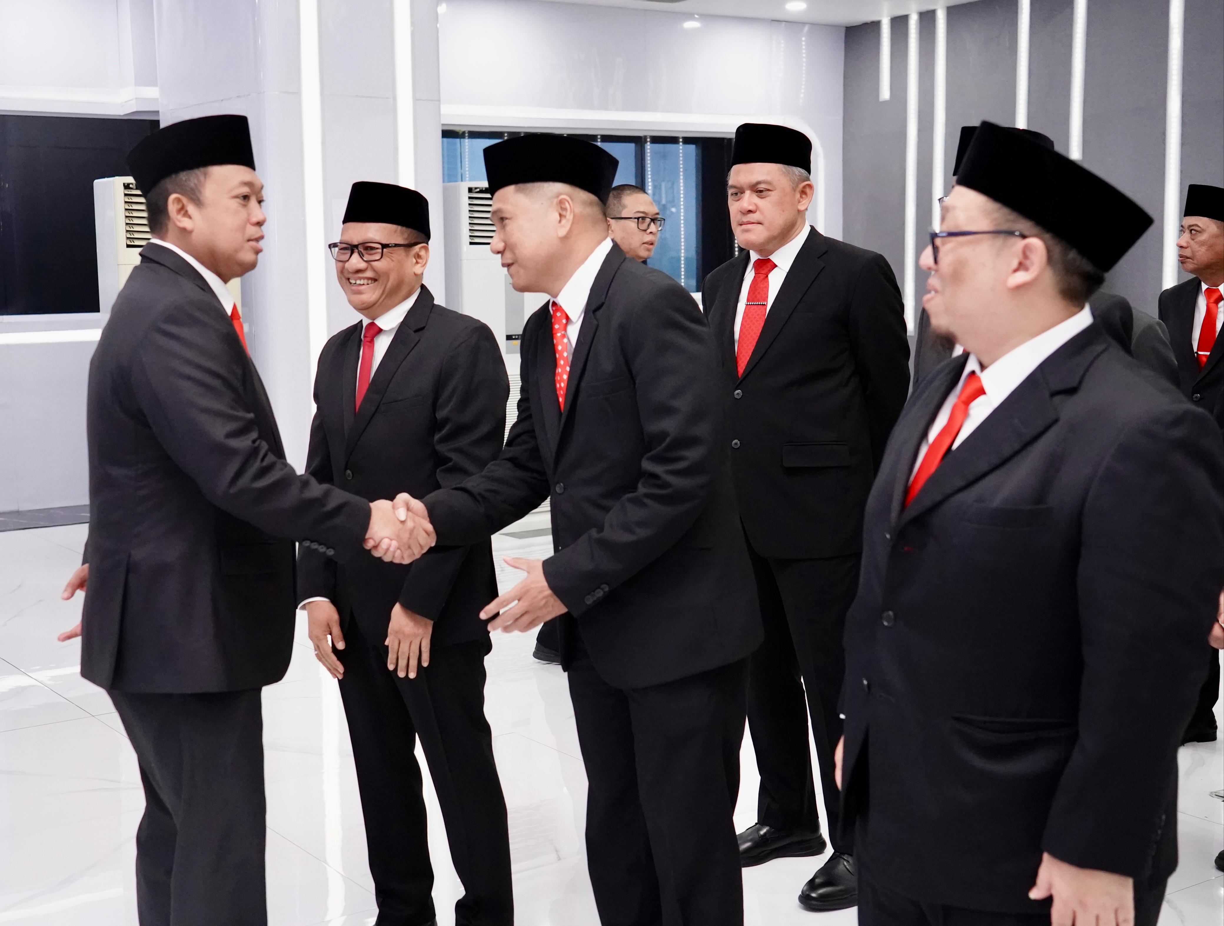 Menteri ATR/Kepala BPN, Nusron Wahid, memberikan ucapan selamat para pejabat yang telah dilantik.