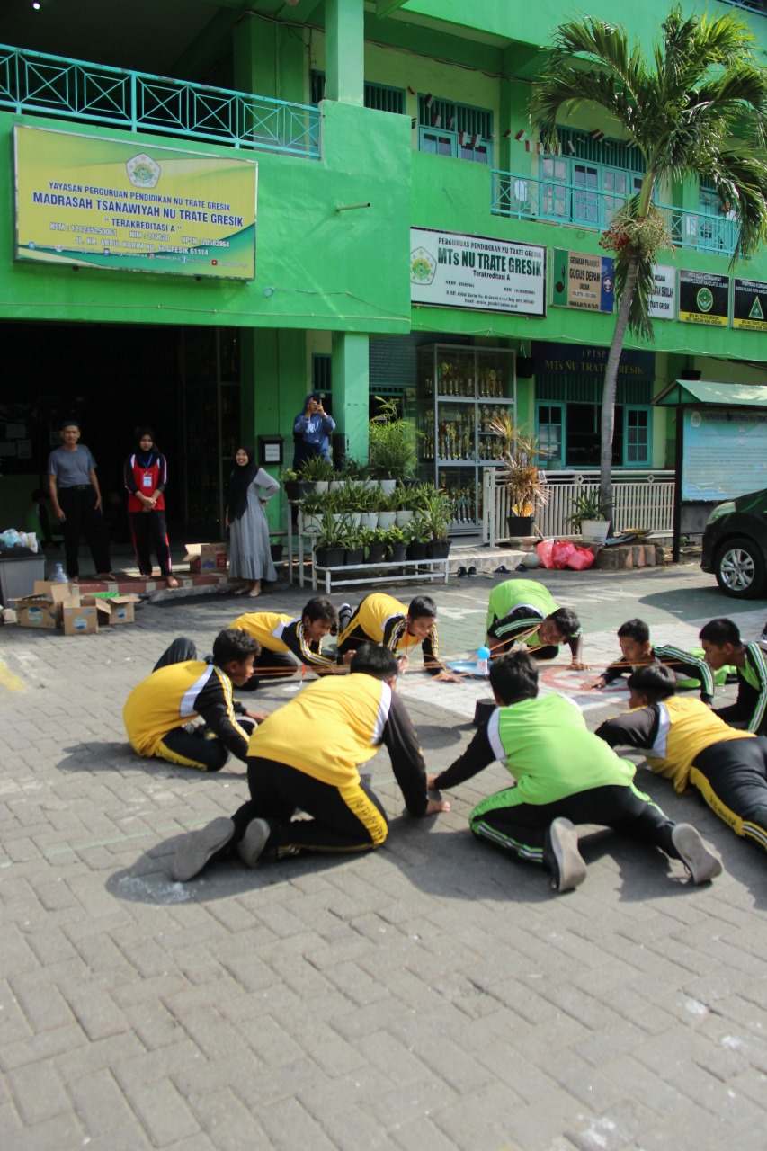 BUKA PPDB : salah satu kegiatan siswa MTs NU Trate Gresik di halaman sekolah.