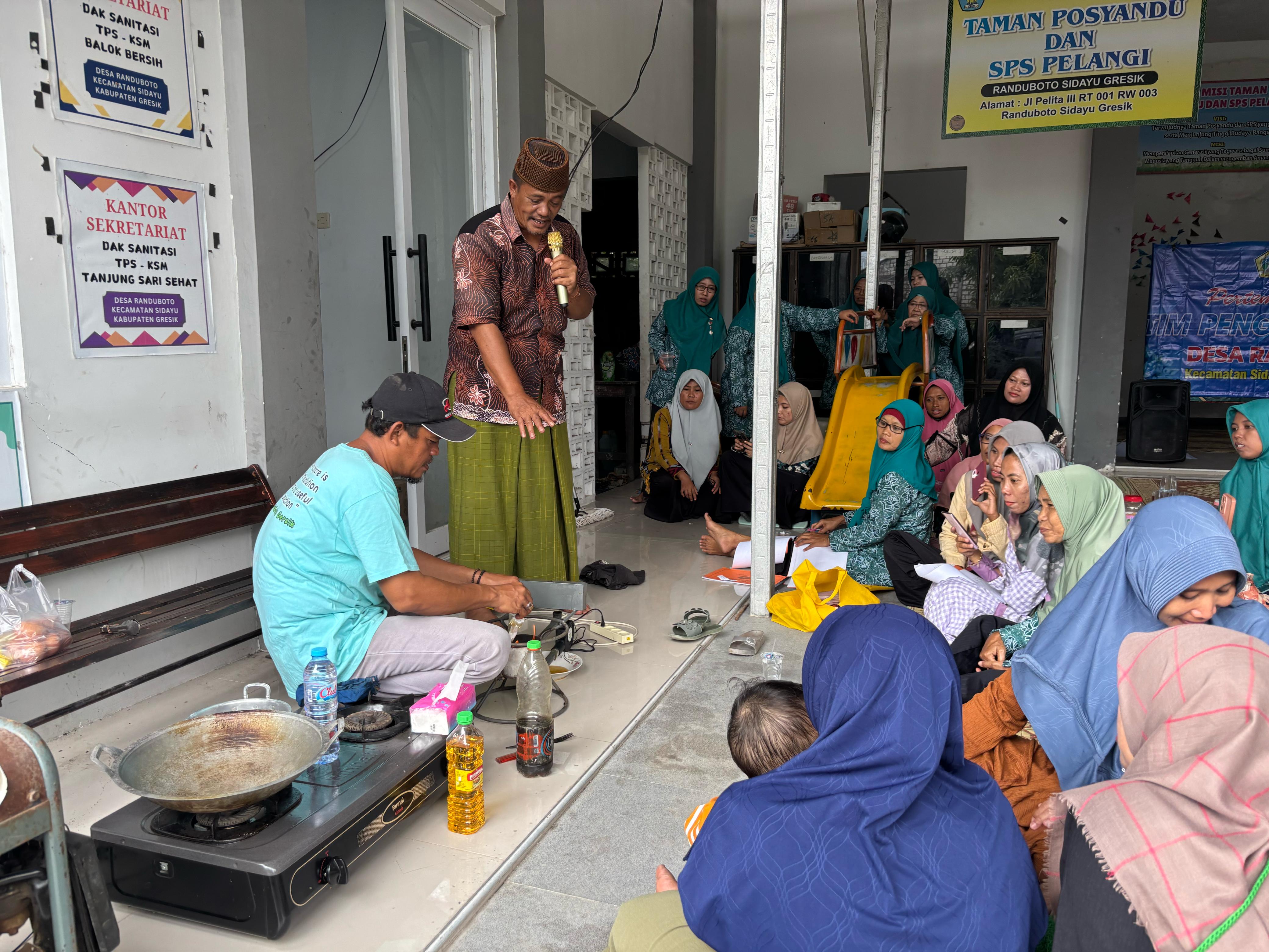INOVATIF: Warga Desa Randuboto, Kecamatan Sidayu, Gresik memanfaatkan minyak jelantah sebagai bahan bakar kompor untuk memasak.