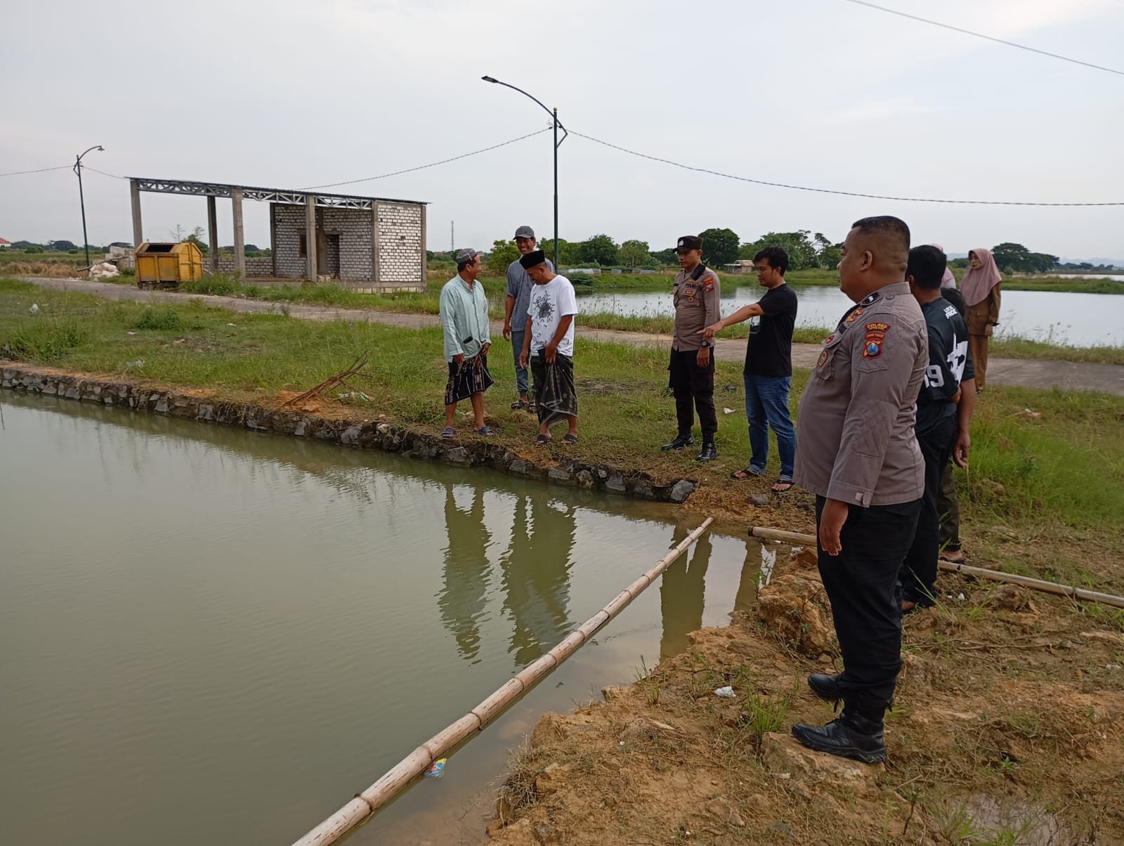 OLAH TKP: Anggota Polsek Duduksampeyan melakukan olah tempat kejadian perkara (TKP) terkait insiden dua bocah meninggal dunia akibat tenggelam di tambak Desa Tirem, Kecamatan Duduksampeyan, Gresik.