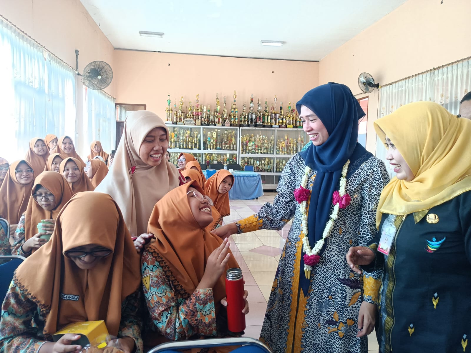 Ketua TP PKK Kabupaten Gresik, Nurul Haromaini, S.I.Kom bersama Kepala Dinas Kesehatan dr.Mukhibatul Khusnah mendampingi siswi SMPN 1 Gresik meminum TTD.