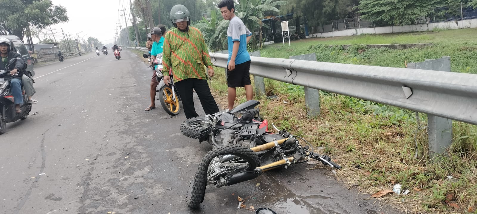 RINGSEK: Kendaraan sepeda motor yang dikendarai korban ringsek usai terlibat kecelakaan dengbtruk di Jalan Raya Larangan, Desa Krikilan, Kecamatan Driyorejo, Gresik.