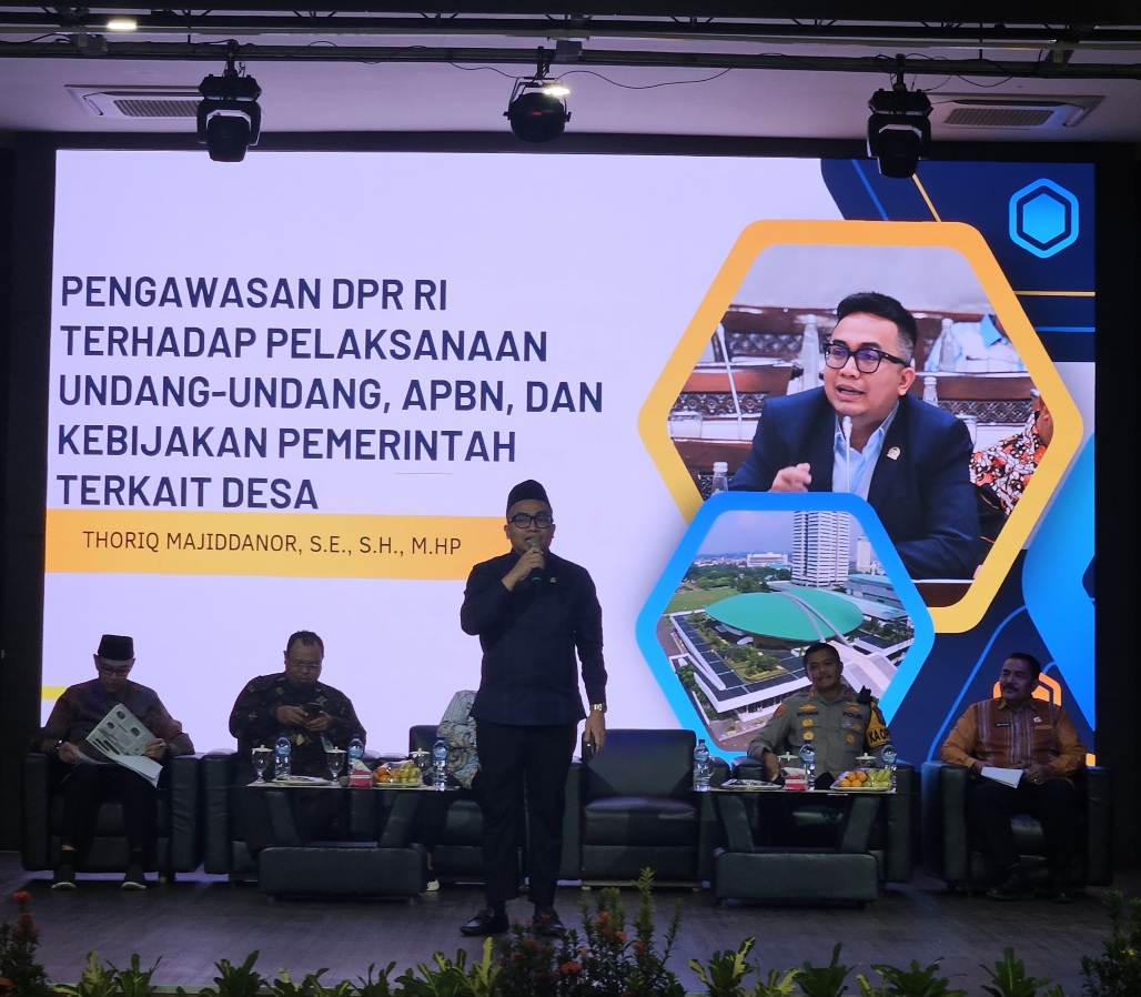 Anggota Komisi XI DPR RI, Jiddan memberikan paparan dihadapan kepala desa se Kabupaten Gresik.