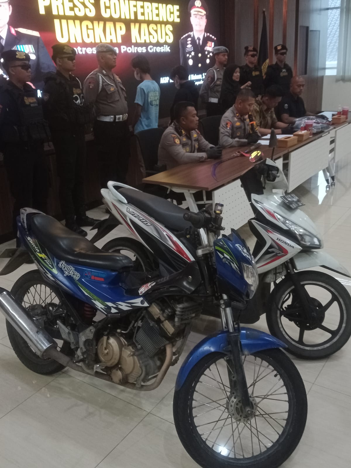 DIAMANKAN: Dua remaja anggota gengster diamankan di Mapolres Gresik usai terjaring patroli Tim Raimas Kalam Munyeng.