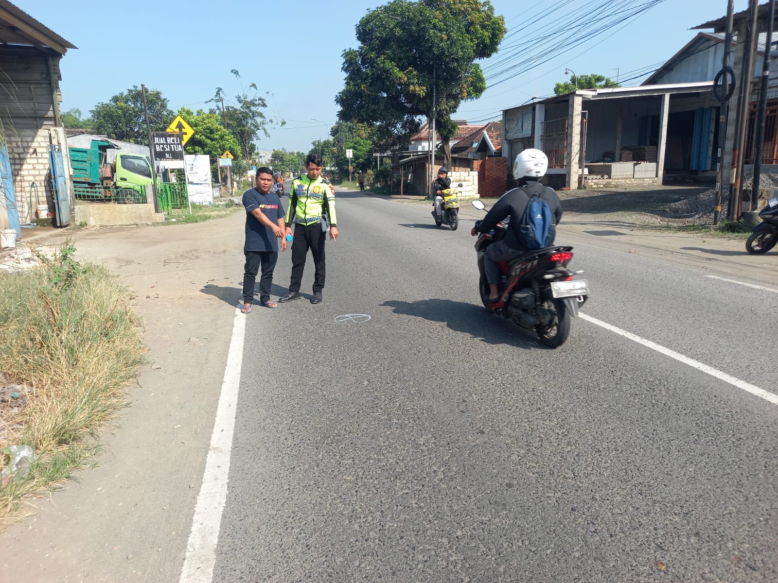 Olah TKP : Polisi melakukan olah TKP usai kecelakaan.