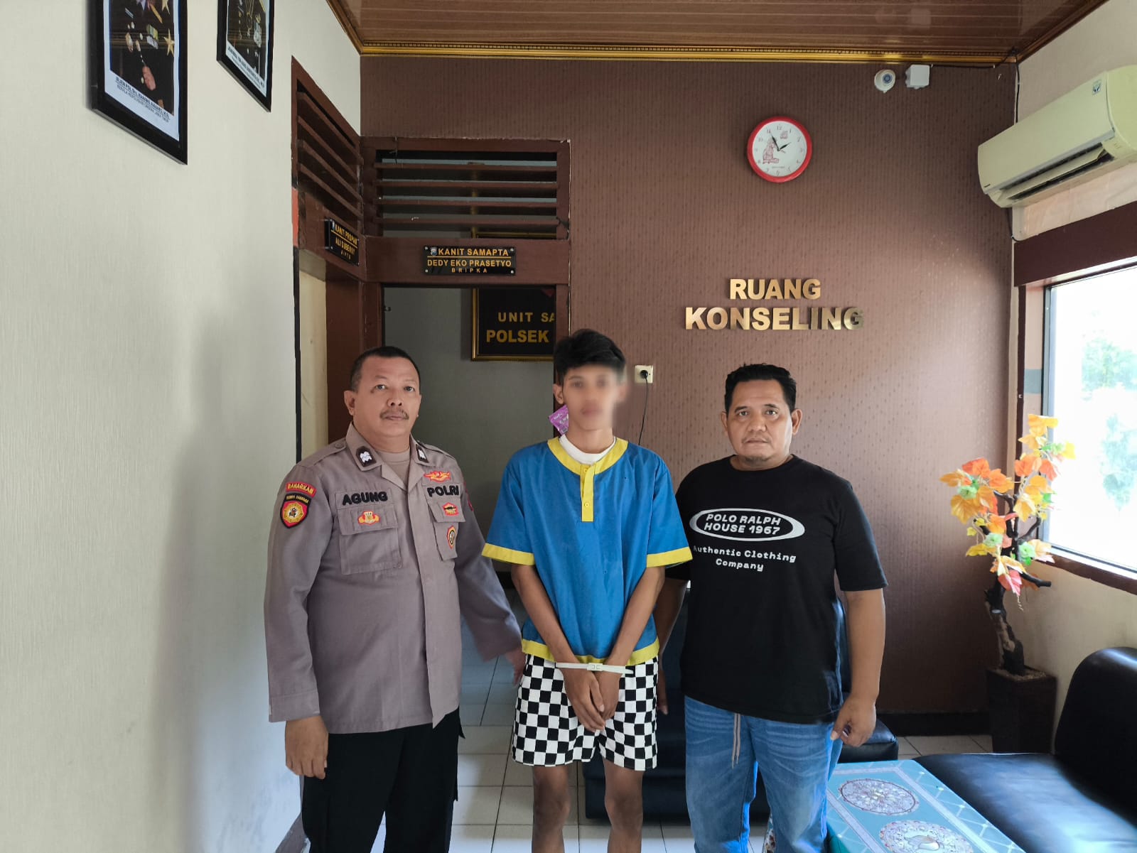 PENAHANAN: Tersangka Ardito Rian Pranata diamankan di Mapolsek Sidayu, Gresik, atas dugaan pencurian sepeda motor.