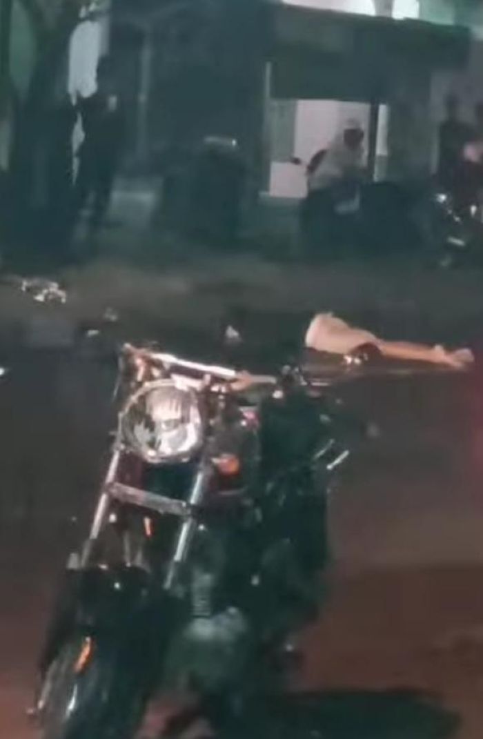 KECELAKAAN: Pengendara sepeda motor tergeletak di Jalan Raya Balongpanggang, Gresik, usai terlibat tabrakan.