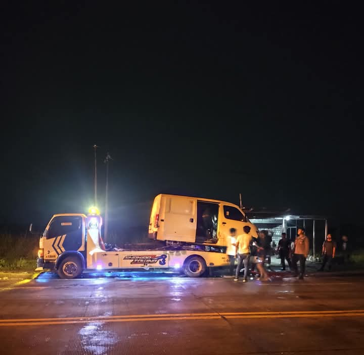 EVAKUASI KECELAKAAN: Petugas kepolisian mengevakuasi mobil yang terlibat kecelakaan setelah gagal menyalip dan menabrak dua sepeda motor di Jalan Raya Tebaloan, Duduksampeyan, Gresik.