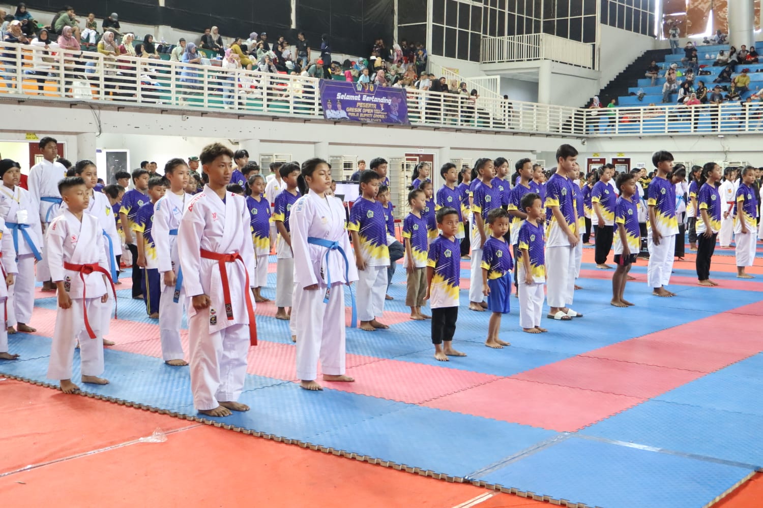 PRESTASI: Kejuaraan karate yang memperebutkan Piala Bupati Gresik ini diikuti oleh 390 atlet dari 17 kontingen yang berasal dari 9 kabupaten/kota di Jawa Timur.