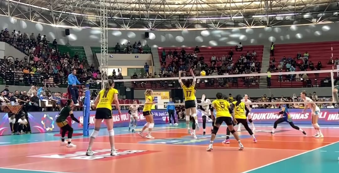RAIH PERINGKAT KETIGA: Tim Gresik Petrokimia Pupuk Indonesia merayakan keberhasilan meraih juara tiga PLN Proliga 2025 usai mengalahkan Jakarta Electric PLN.
