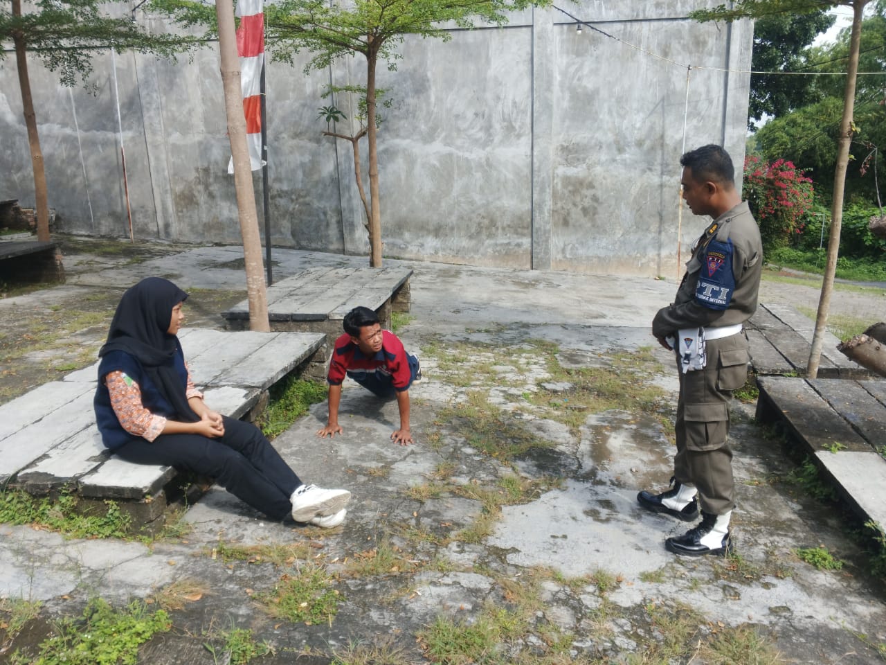 PEMBINAAN SATPOL PP: Pasangan muda-mudi yang kedapatan bolos sekolah dan berduaan di Bukit Putri Cempo, Gresik, diberikan pembinaan oleh petugas Satpol PP Kabupaten Gresik.