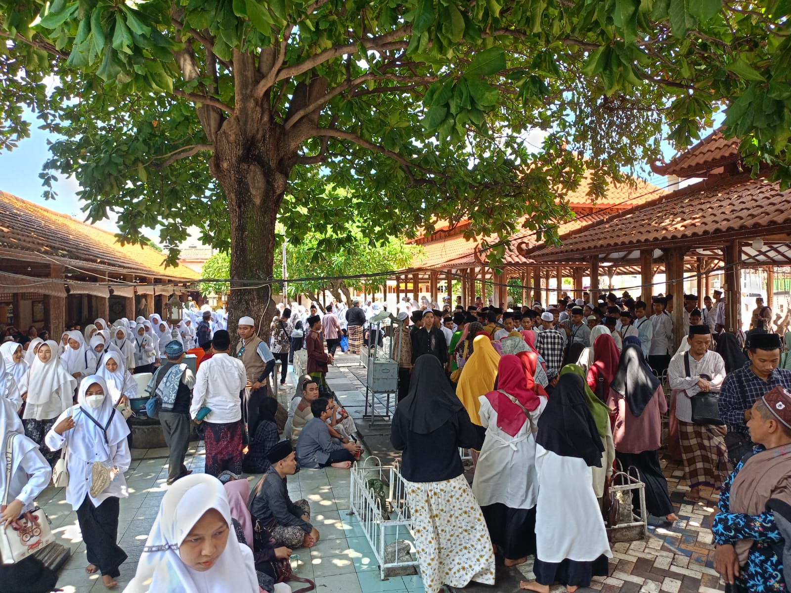 Padat : Suasana libur long weekend membuat sejumlah peziarah memadati kawasan makam religi Gresik.
