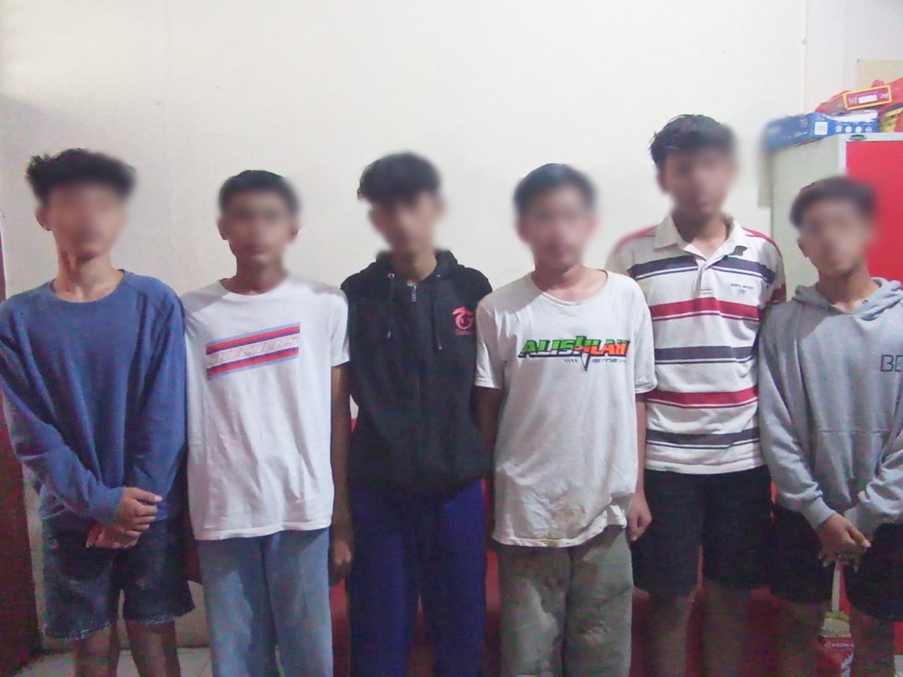 TAWURAN: Momen enam pelajar yang diduga terlibat tawuran antar kelompok diamankan di Mapolsek Kebomas.