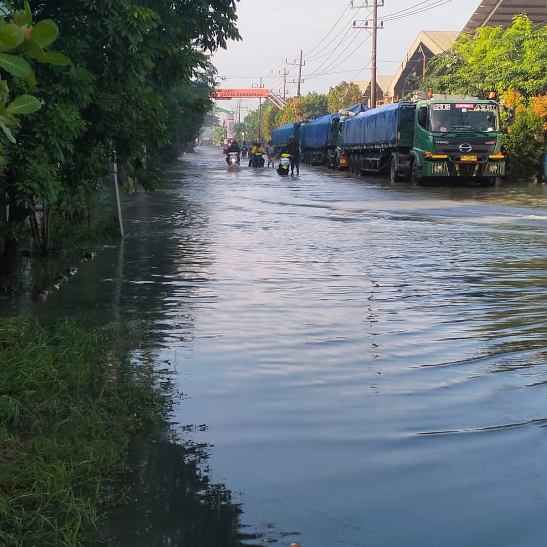 PARAH - Kondisi banjir yang merendam sejumlah jalan dan rumah warga di Desa Sumput, Kecamatan Driyorejo, Kabupaten Gresik, pasca hujan lebat.
