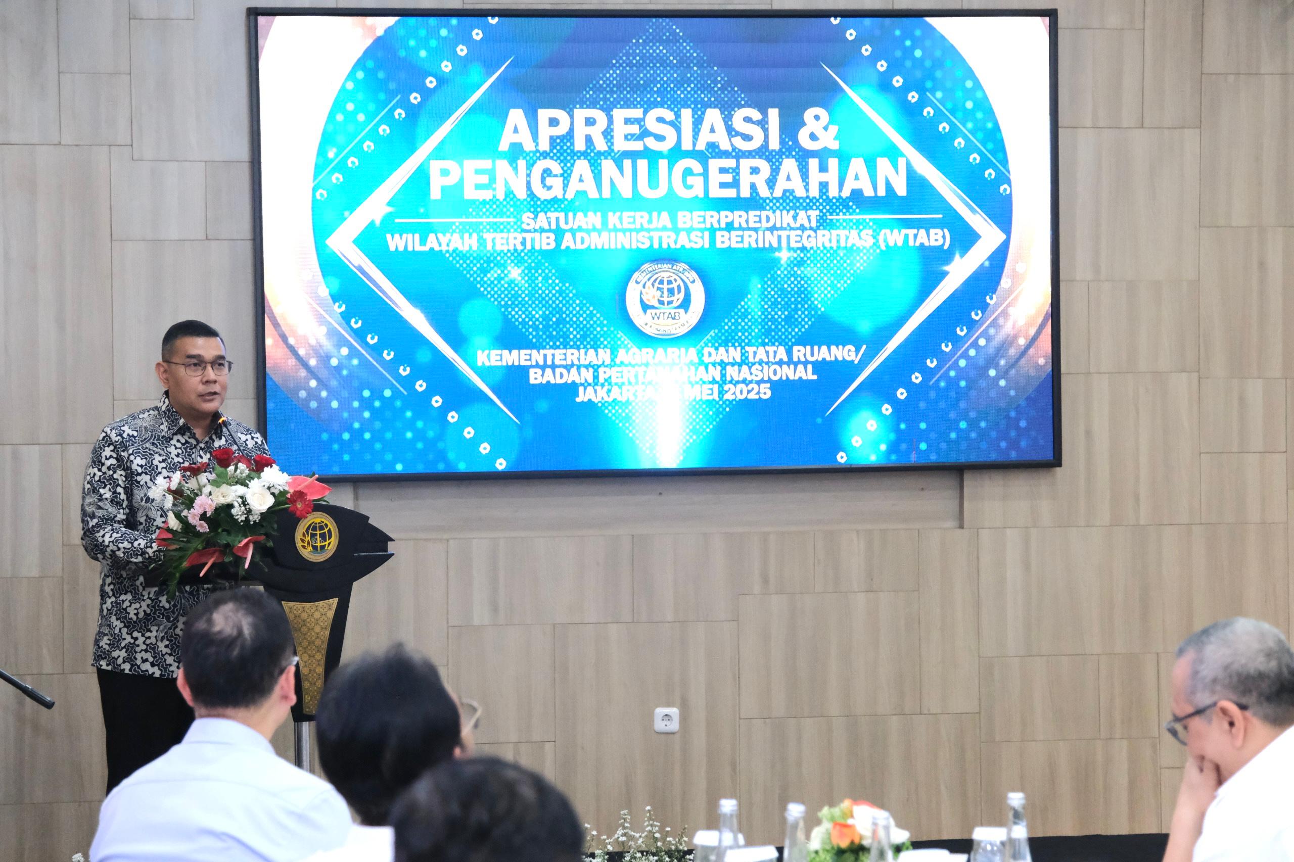 Wakil Menteri ATR/BPN, Ossy Dhermawan memberikan penghargaan kepada Kantah yang mendapatkan penghargaan.