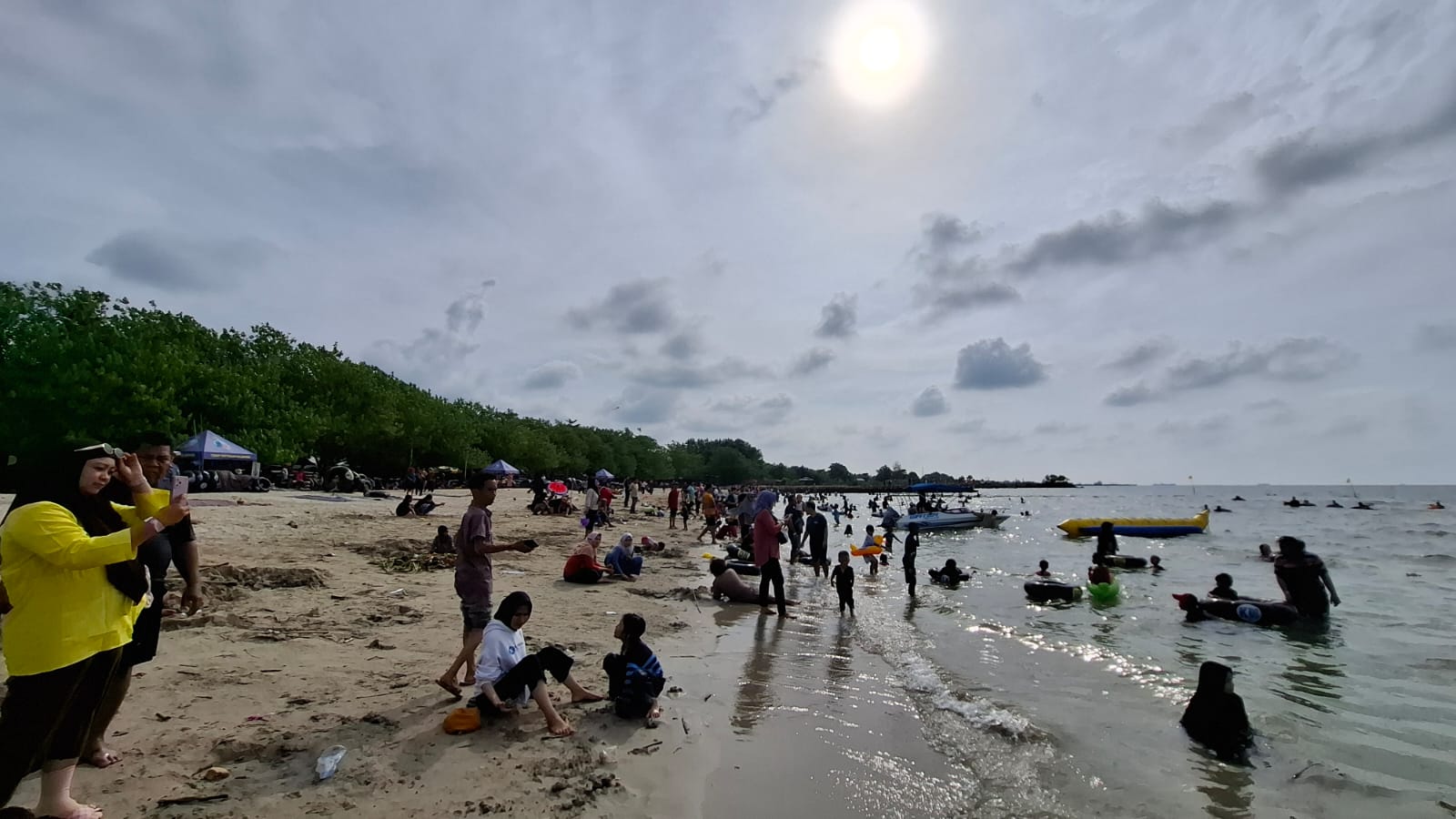 WISATA PANTAI: Para pengunjung menikmati keindahan wisata Pantai Dalegan Gresik yang dipadati ribuan wisatawan saat libur panjang.