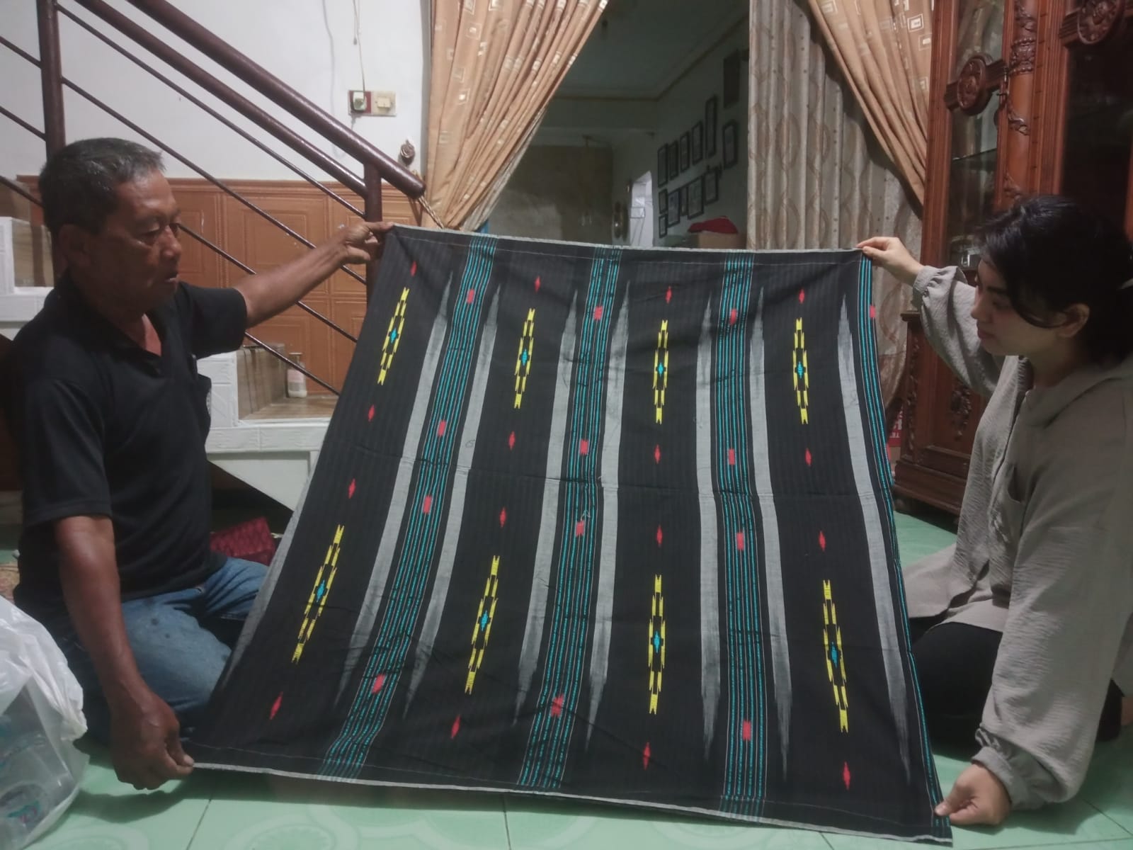 TRADISI: Kastari, lansia 70 tahun dengan keteguhan baja, yang rumah sederhananya menjadi saksi bisu dedikasinya selama lebih dari tiga dekade untuk melestarikan warisan tenun ikat.