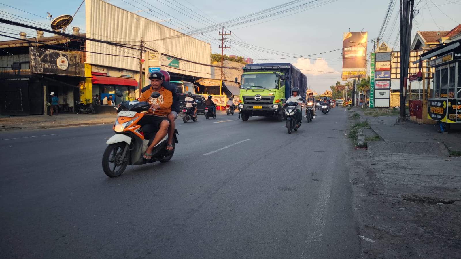 PERBAIKAN JALAN: Ruas jalan provinsi di wilayah Gresik utara yang dilewati kendaraan besar dan mengalami kerusakan.