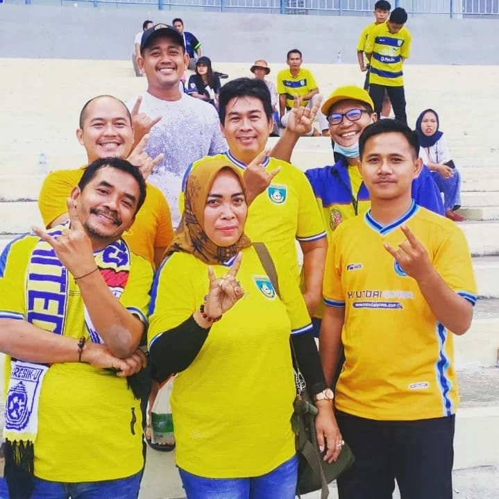 KONGRES ASKAB: Ketua Askab PSSI Gresik Rofiqi bersama Ketua Koni Gresik komitmen memajukan olahraga di Kota Santri.