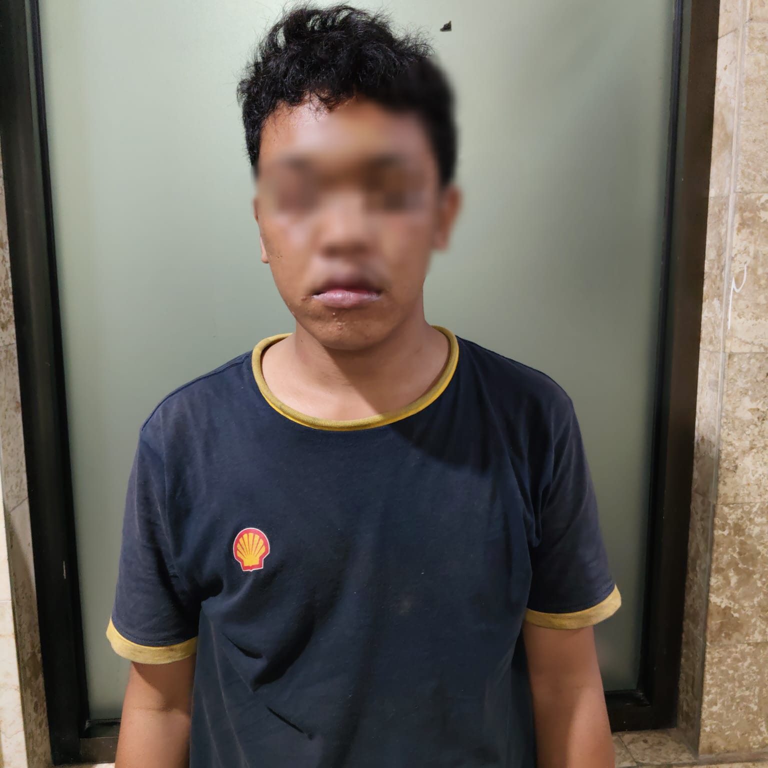 TERTANGKAP DI BALI: Tersangka kasus pengeroyokan disertai kekerasan berinisial AA berhasil diamankan Satreskrim Polres Gresik di Jalan Tukad Pancoran, Denpasar, Bali.