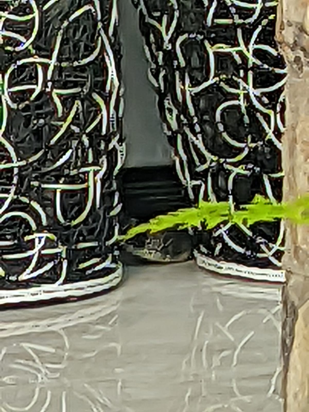 EVAKUASI BIAWAK: Anggota Damkarla Gresik mengevakuasi seekor biawak besar di Jalan Timun Mas Blok G30, Perumahan Satelit Indah, Kecamatan Menganti, Kabupaten Gresik.