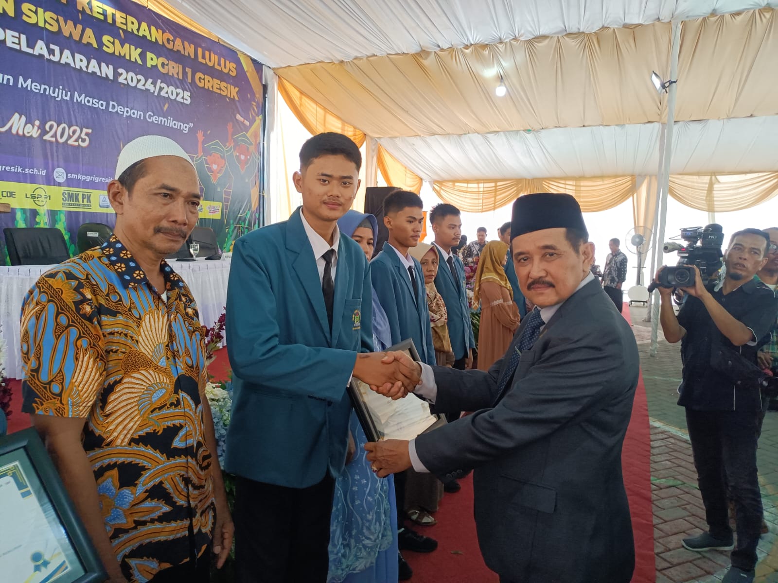 Hebat : Kepala SMK PGRI 1 Gresik Drs. Arief Susanto, M.Pd memberikan apresiasi kepada siswa terbaik di jurusannya didampingi wali siswa.