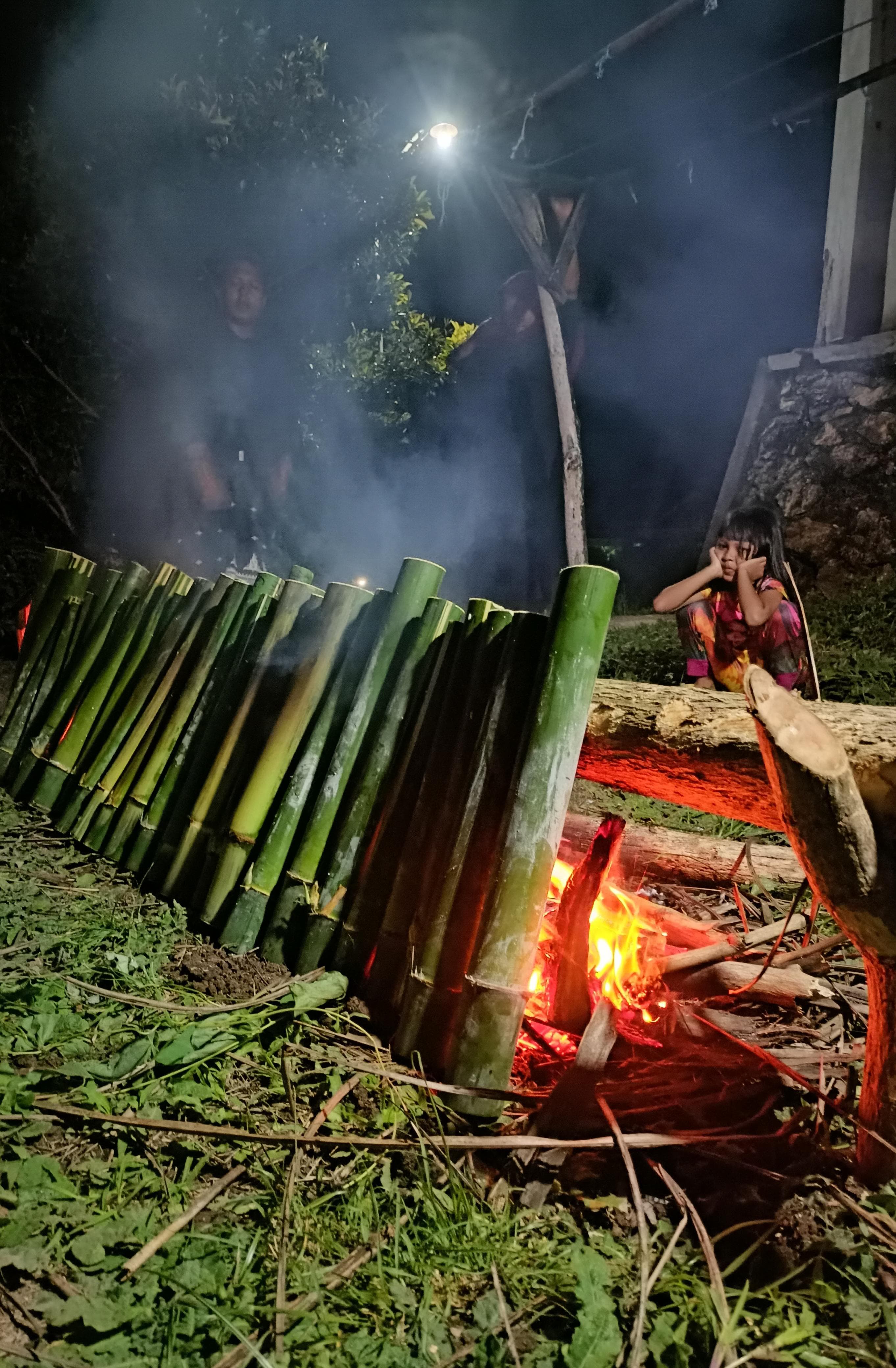 TRADISI: Warga Sungairujing Gresik Lestarikan Cara Memasak Nasi Tradisional dengan Bambu Sebagai Wujud Syukur Panen