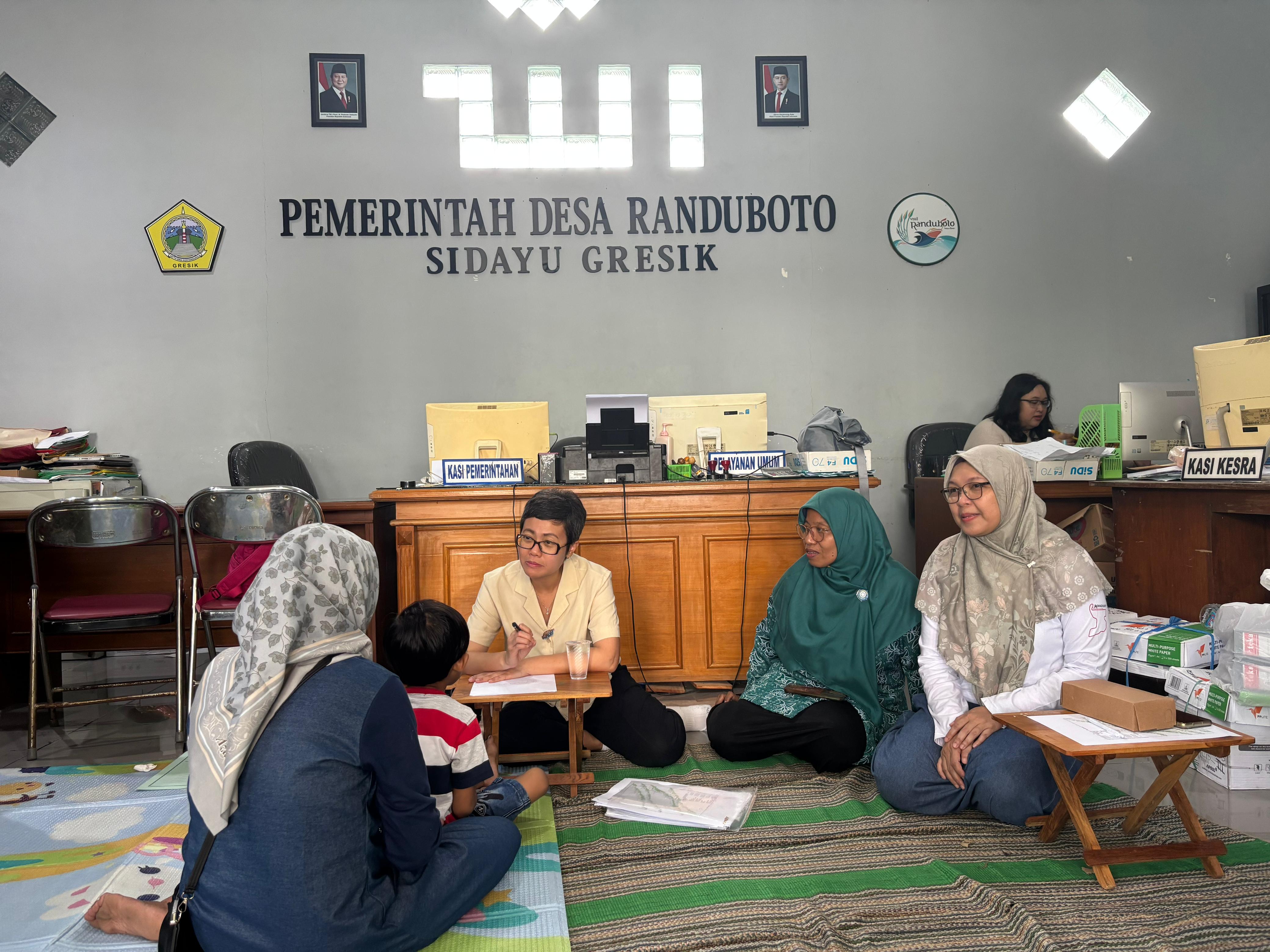 DESA RAMAH DISABILITAS: Ketua TP PKK Desa Randuboto, Inayatul Fardah, mendampingi dokter&nbsp;dari Unair memeriksa Anak Berkebutuhan Khusus (ABK) di Balai Desa Randuboto, Kecamatan Sidayu, Gresik.