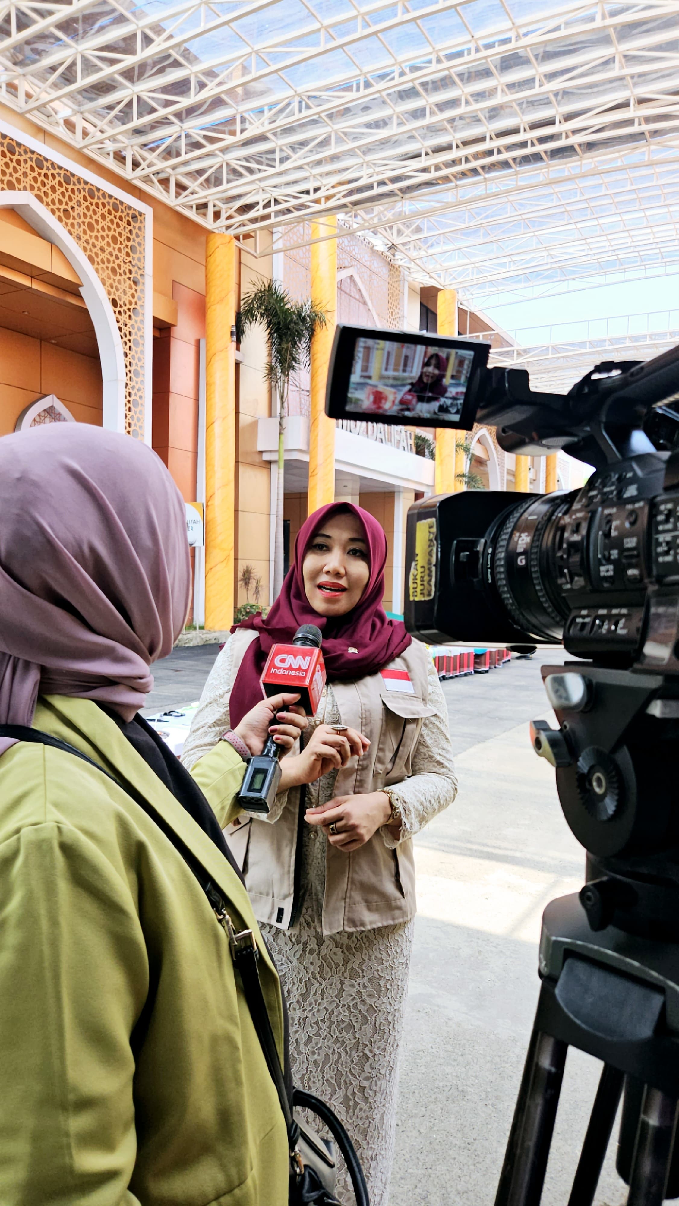 Anggota Komite III DPD RI, Lia Istifhama saat sedang di wawancara oleh media asing di Asrama haji Surabaya